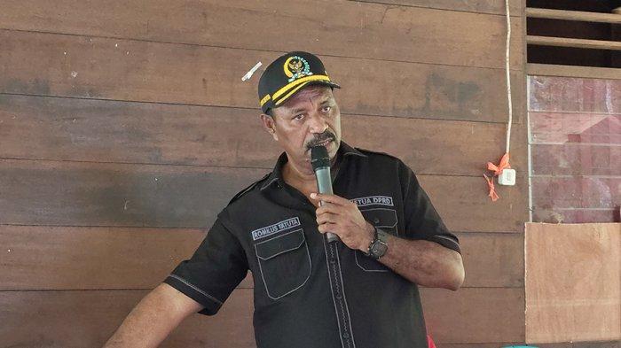 Ketua DPRK Teluk Bintuni, Romilus Tatuta, pertemuan dengan tokoh-tokoh masyarakat adat Kampung Wagura, Awegro, Otermeta, dan Botwara di Distrik Kuri, Teluk Bintuni, Papua Barat, Sabtu (18/01/2025).