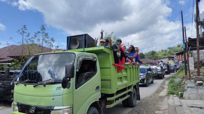 Potret warga Fakfak Papua Barat tumpah ruah di jalan raya menjemput Bupati Terpilih Samaun Dahlan dari Bandara Siboru Fakfak Papua Barat, Jumat (7/2/2025).