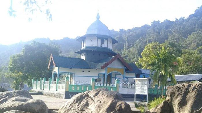 Tampak Masjid Tua Patimburak di Distrik Kokas, Kabupaten Fakfak, Papua Barat, yang diusulkan menjadi cagar budaya nasional, Rabu (9/8/2023).