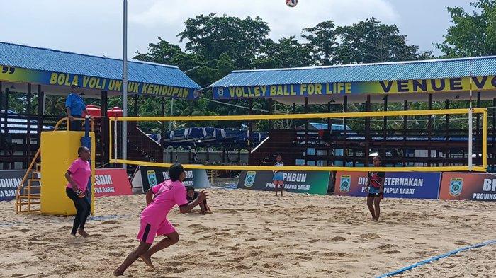 Tim Marbers (biru gelap) melawan Tim Mikaza I dalam semifinal Kejurda Voli Pantai Putri 2x2 di Venue Ferdinand Waterpauw, Pantai Petrus Kafiar Amban, Selasa (11/7/2023). Marbers melaju ke final usai menang dua set dengan skor 21-13 dan 21-14.