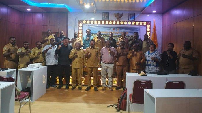Bupati Pegunungan Arfak, Yosias Saroy, dan Wakil Rektor I Bidang Akademik UNIPA, Prof Dr Sepus M Fatem (tengah) berfoto bersama setelah mengkaji ekowisata Pegunungan Arfak, Papua Barat.