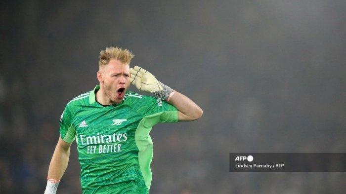 Penjaga gawang Arsenal asal Inggris Aaron Ramsdale merayakan setelah gelandang Inggris Bukayo Saka (tidak digambarkan) mencetak gol ketiga setelah pertandingan bola Liga Premier antara Leeds United dan Arsenal di Elland Road di Leeds, Inggris utara pada 18 Desember 2021.