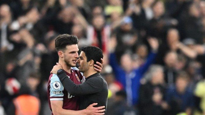 BERPELUKAN- Dalam foto 1 Mei 2022, tampak Pelatih Arsenal, Mikel Arteta (kanan) memeluk Gelandang West Ham, Declan Rice di akhir laga di Stadion London. Rice kencang diisukan akan berlabuh ke Arsenal musim depan.