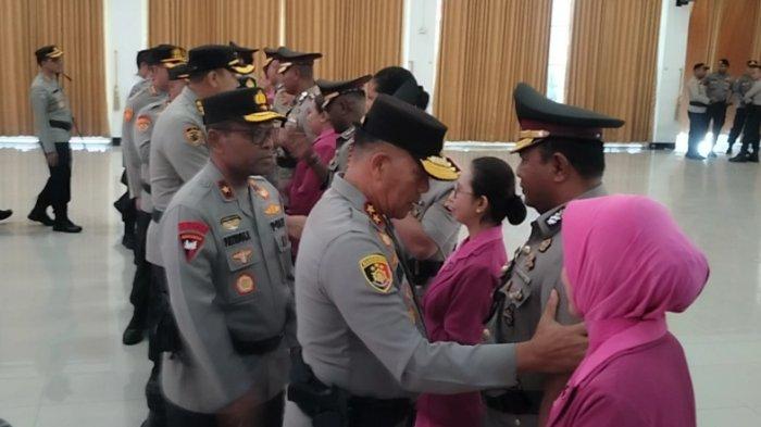 SERTIJAB - Kapolda Papua Barat, Irjen Pol Daniel TM Silitonga bersalaman usai mempimpin upacara serah terima jabatan (Sertijab) empat Kapolres, di markas Polda Papua Barat, di Manokwari, Rabu (12/7/2023).