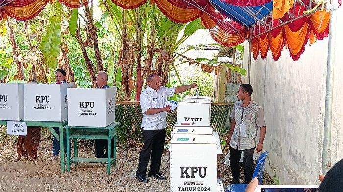 Penjabat Sekretaris Daerah Papua Barat, Yacob Fonataba dan istri, Ria Fonataba menyalurkan hak pilihnya di TPS 29, Kompleks Amban Permai, Kelurahan Amban, Manokwari, Rabu (14/2/2024).