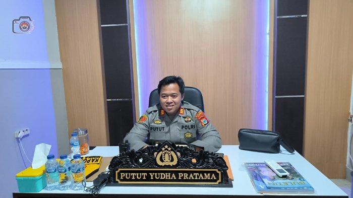 KAPOLSEK MIMIKA BARU - Kapolsek Mimika Baru AKP Putut Yudha Pratama saat ditemui Jumat (7/3/2025).