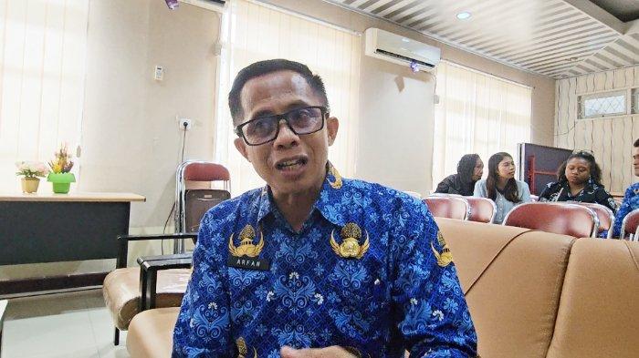 SAMPAH DI NABIRE - Kepala Dinas Lingkungan Hidup (DLH) Kabupaten Nabire, Arfan Natan Palumpun saat ditemui Tribun-PapuaTengah.com, Jumat (18/4/2025).