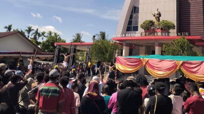 JUMAT AGUNG - Suasana jalan salib hidup di Gereja Paroki Santo Stefanus Sempan Mimika, Jumat (18/4/1025).