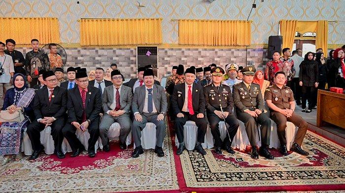 Lewat Sidang Paripurna Istimewa, sebanyak 45 Anggota DPRD Kabupaten Bengkalis periode 2024-2029, secara resmi dilantik dan diambil sumpah, di Gedung Cik Puan Bengkalis, Selasa, 17 September 2024.