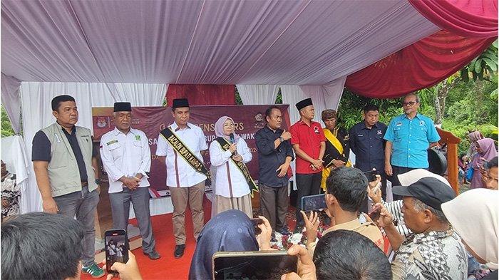 Bapaslon Ahmad Yuzar-Misharti setelah mendaftar ke KPU Kampar Rabu (28/8/2024)