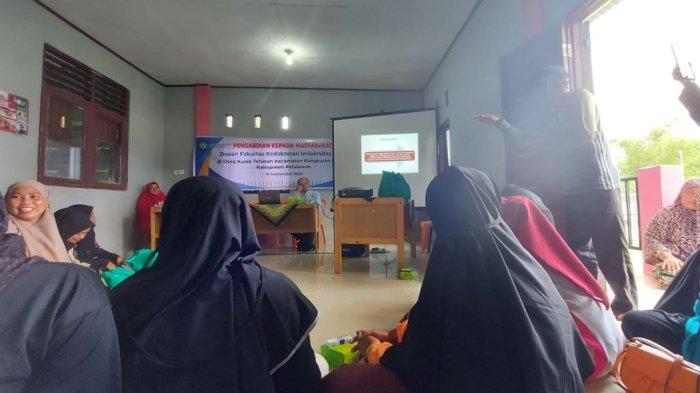 Antusias masyarakat mengikuti kegiatan Edukasi dan Pelatihan Perilaku Hidup bersih dan Sehat (PHBS) bersama dosen FK UNRI yang berlangsung pada hari Senin (8/9/2023) di Desa Kuala Terusan, Kecamatan Pangkalan Kerinci, Kabupaten Pelalawan.