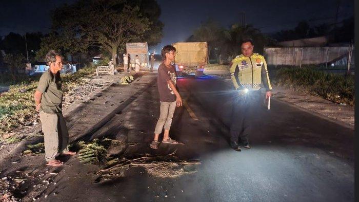 Seorang remaja pengendara motor tewas dalam peristiwa tabrak lari di Pekanbaru. Ia tewas usai ditabrak oleh truk Colt Diesel saat melintas di Jalan Siak II, Kecamatan Rumbai, Kota Pekanbaru, Kamis (4/7/2024) hampir tengah malam.