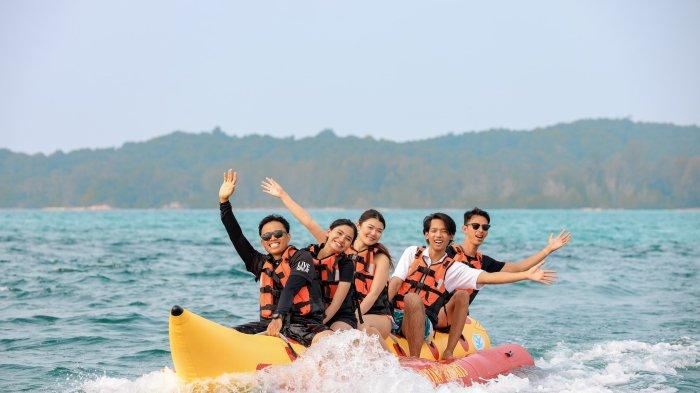 Para wisatawan menikmati wahana rekreasi Banana Boat di Pantai Lagoi Bay beberapa waktu lalu. Keindahan laut di Bintan dapat dinikmati saat menggunakan wahana ini.