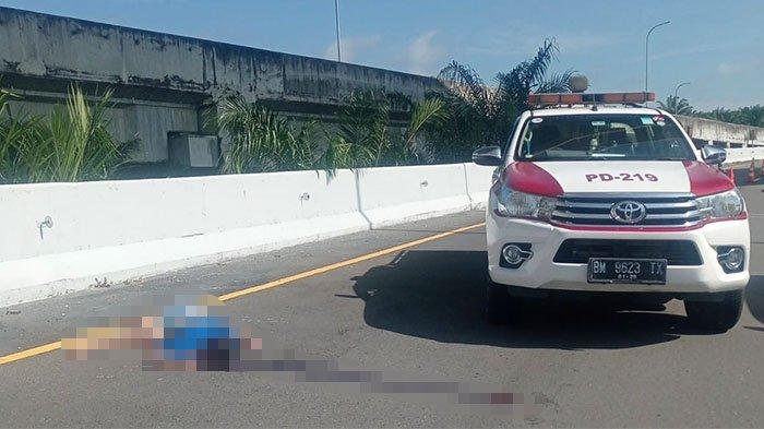 Seorang pria warga asal Padang, Sumatera Barat, bernama Bastian Akmal (31), diduga bunuh diri di Tol Pekanbaru-Dumai, Senin (16/12/2024).