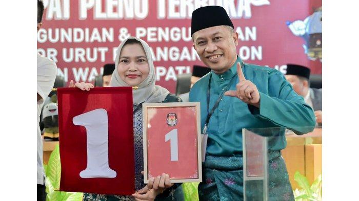 Calon Bupati dan Wakil Bupati Bengkalis Kasmarni Bagus Santoso Saat Pleno Pengambilan Nomor Urut Pilkada Bengkalis 2024.