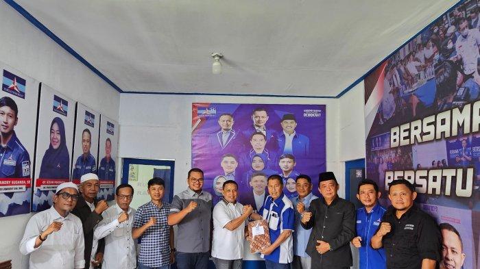 Dani M Nursalam bersama Ketua DPC PKB Inhil, Iwan Taruna dan tim pemenangnya mendaftarkan diri pada penjaringan calon kepala daerah untuk Pilkada Inhil di Partai Demokrat Inhi, Kamis (25/4/24).
