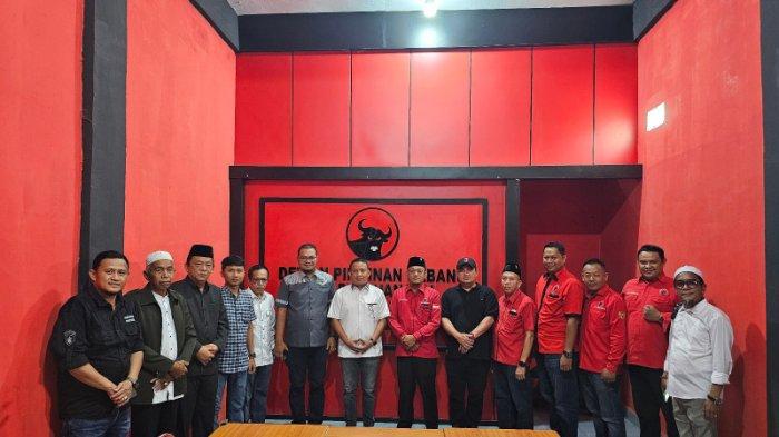 Dani M Nursalam bersama Ketua DPC PKB Inhil, Iwan Taruna dan tim pemenangnya mendaftarkan diri pada penjaringan calon kepala daerah untuk Pilkada Inhil di Partai PDIP Inhi, Kamis (25/4/24).