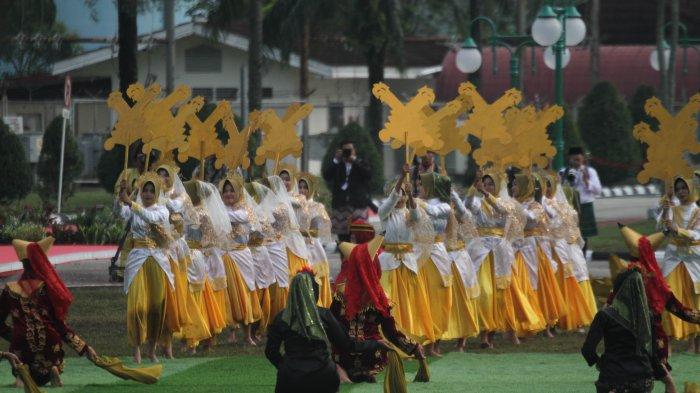 Sejumlah rangkaian acara memeriahkan peringatan Hari Lahir Pancasila (Harlah) 2024 di Lapangan Garuda Pertamina Hulu Rokan di Dumai, Sabtu (1/6/2024). (TRIBUN PEKANBARU/THEO RIZKY).