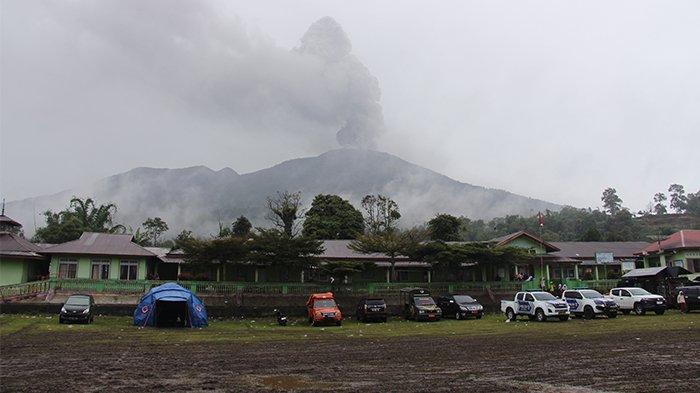 Hingga Rabu (6/12/2023), Gunung Merapi Sumatera Barat masih mengalami erupsi. (Tribunpekanbaru.com/Theo Rizky).
