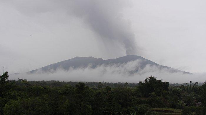 Hingga Rabu (6/12/2023), Gunung Merapi Sumatera Barat masih mengalami erupsi. (Tribunpekanbaru.com/Theo Rizky).