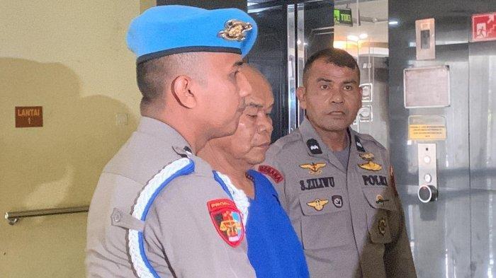 Tersangka AKP Dadang Iskandar terlihat memakai baju tahanan berwarna biru dengan rambut plontos dengan dijaga ketat petugas, Sabtu (23/11/2024).