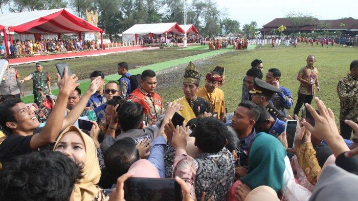 Ribuan masyarakat Dumai, Riau, menyambut antusias upacara peringatan Hari Lahir Pancasila (Harlah) 2024 yang dipimpin Presiden RI Jokowi. (TRIBUN PEKANBARU/THEO RUZKY).