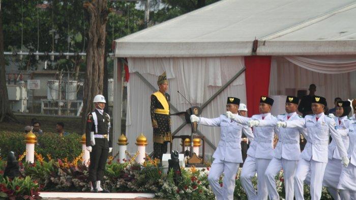 Ribuan masyarakat Dumai, Riau, menyambut antusias upacara peringatan Hari Lahir Pancasila (Harlah) 2024 yang dipimpin Presiden RI Jokowi. (TRIBUN PEKANBARU/THEO RUZKY).