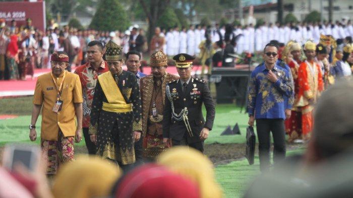 Ribuan masyarakat Dumai, Riau, menyambut antusias upacara peringatan Hari Lahir Pancasila (Harlah) 2024 yang dipimpin Presiden RI Jokowi. (TRIBUN PEKANBARU/THEO RUZKY).
