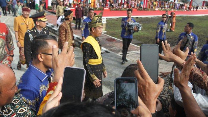 Ribuan masyarakat Dumai, Riau, menyambut antusias upacara peringatan Hari Lahir Pancasila (Harlah) 2024 yang dipimpin Presiden RI Jokowi. (TRIBUN PEKANBARU/THEO RUZKY).