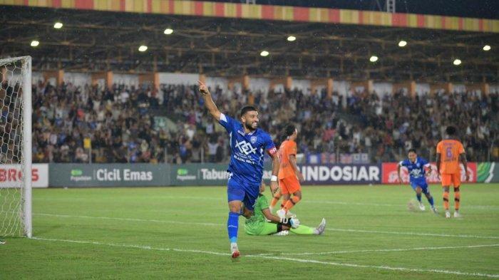 Gelandang serang PSPS Pekanbaru, Omid Popalzay kala menjeb gawang Dejan FC