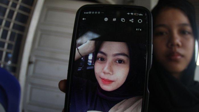 Aqira Rifatma Naini (19) memperlihatkan foto Gofi Hidayana (25), di rumahnya, Jalan Panda Pekanbaru, Jumat (14/6/2024). Gofi Hidayana meninggal dunia usai menjadi korban jambret pada Rabu (12/6/2024) malam lalu.