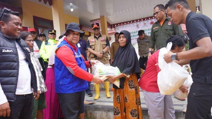 Gubernur Riau (Gubri) Brigjen TNI (Purn) Edy Natar Nasution menyerahkan bantuan 10 ribu ton beras untuk korban banjir di Kabupaten Pelalawan, Minggu (14/1/2024).