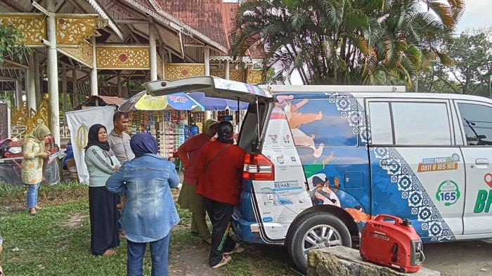 Bagi masyarakat Kota Pekanbaru yang tidak sempat datang ke kantor BPJS Kesehatan saat ingin mengurus keperluan, karena kejauahan saat ini jangan bingung karena BPJS Kesehatan Cabang Utama Pekanbaru menyediakan layanan mobil BPJS Kesehatan Keliling.