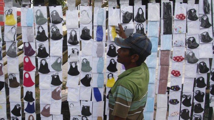 Penjual masker di Jalan HR Soebrantas Pekanbaru, Rabu (4/10/2023).