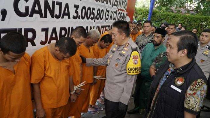 Kapolda Riau Irjen Pol Mohammad Iqbal didampingi Direktur Reserse Narkoba Kombes Pol Manang Soebeti saat mengintrogasi seorang tersangka narkoba.