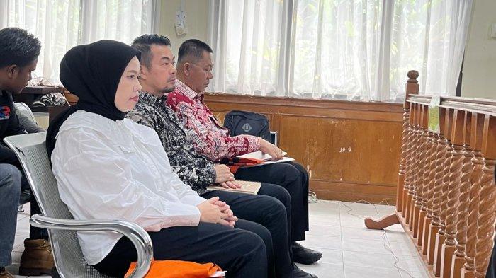 KORUPSI - Ketiga terdakwa, Risnandar Mahiwa (tengah), Indra Pomi Nasution dan Novin Karmila saat hadir di ruang sidang, Selasa (6/5/2025).