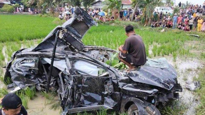 Kondisi mobil yang ditabrak kereta api di Medan . Remuk