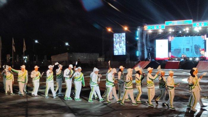 Kontingen Riau kala defile di pembukaan Porwil XI Sumatera 2023.