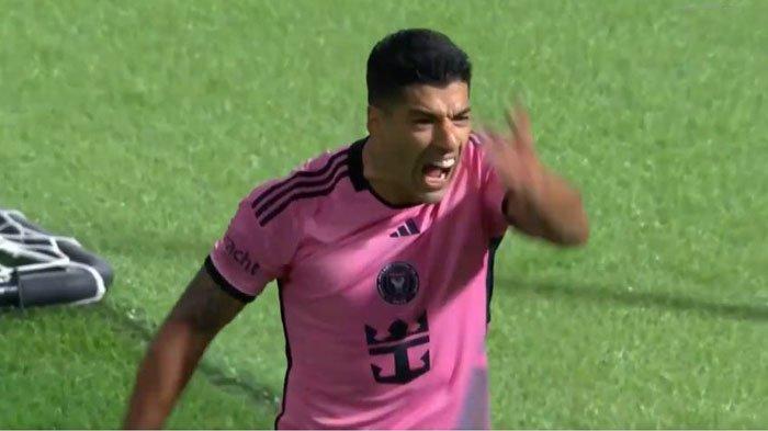 Luis Suarez protes golnya yang tak disahkan