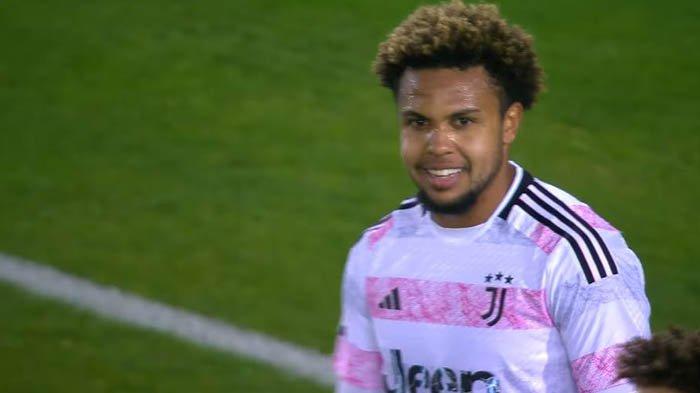McKennie yang terlihat hanya tersenyum kecil usai golnya dicuri Dusan Vlahovic