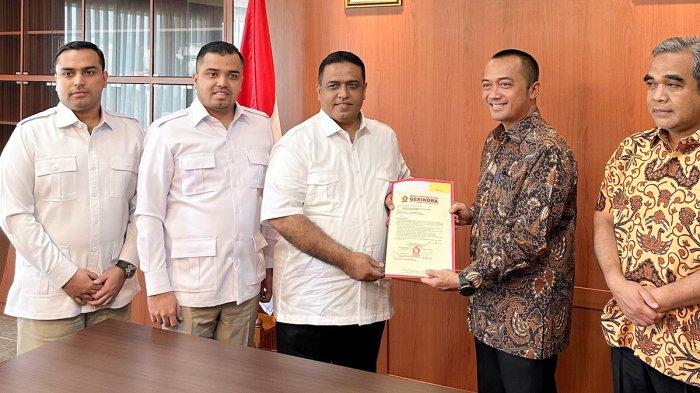 Bakal calon Gubernur Riau M Nasir (tak dari kiri) menerima surat rekomendasi dari Ketua OKK DPP Gerindra Prasetyo di dampingi Sekjen H Ahmad Muzani, dan Ketua Gerindra Riau M Rahul, Selasa siang (16/7/2024) di Jakarta.