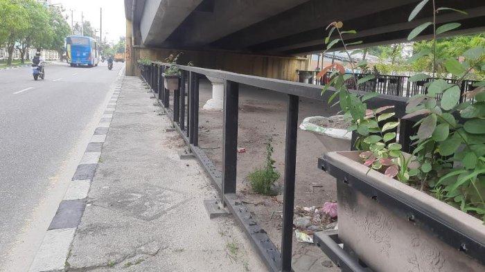 HILANG - Pagar besi penyangga pot bunga bawah flyover Sudirman-Nangka Pekanbaru banyak yang hilang karena dicopot, Kamis (13/2/2025). Pencurian fasilitas umum berbahan besi di Pekanbaru sudah sangat meresahkan.