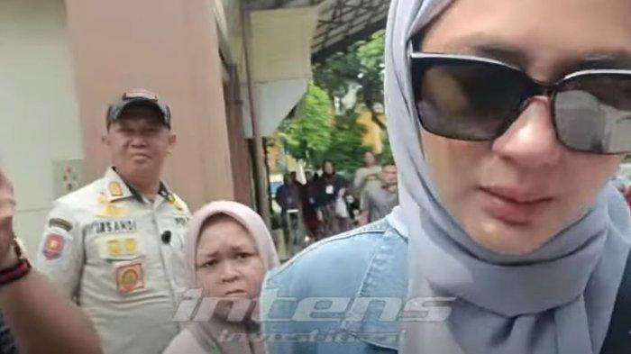 Paula Verhoeven menangis saat keluar ruang sidang Pengadilan Agama Jakarta Selatan