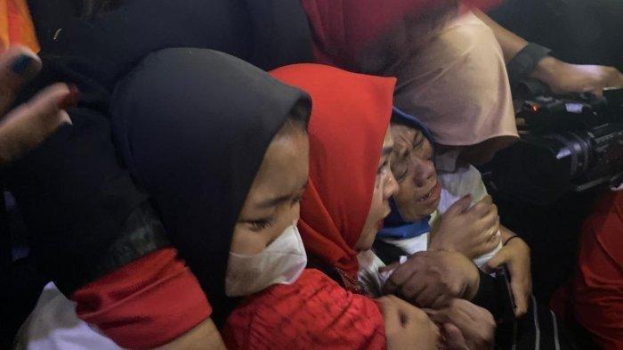 Ibunda Pegi Setiawan, Kartini (kerudung warna biru di sebelah kanan) menangis setelah Hakim Eman Sulaeman mengabulkan gugatan praperadilan Pegi Setiawan di Pengadilan Negeri Bandung, Senin (8/7/2024).