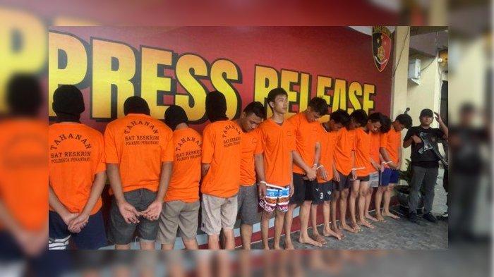 Pelaku begal di Pekanbaru dihadirkan saat ekspos kasus di Polresta Pekanbaru.