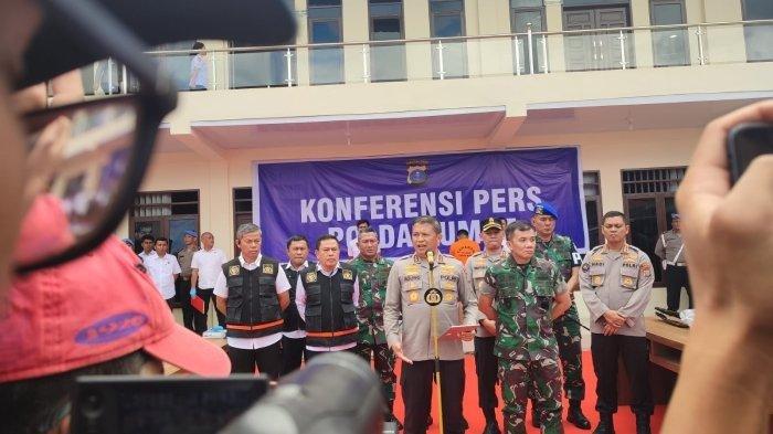 Kapolda Sumut Komjen Pol Agung Setya Imam (tengah), memaparkan kasus pembakaran rumah Sempurna Pasaribu yang menewaskan empat orang, di Mapolres Tanah Karo, di Jalan Veteran, Kabanjahe, Senin (8/7/2024).