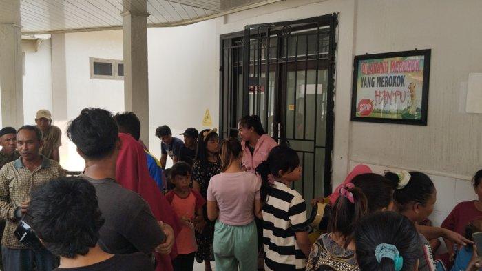 Sejumlah warga berdatangan ke Kamar Jenazah RSUD Pratomo untuk memastikan penemuan mayat wanita di Jalan Parit Atmo Kelurahan Bagan Punak Meranti, Rabu (17/7/2024). Korban diketahui bernama Puput Mayasari