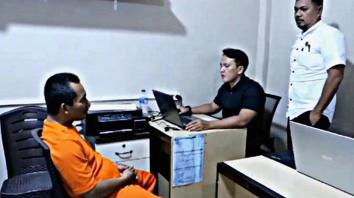 KASUS ASUSILA - Pelaku MJ pemilik padepokan yang melakukan tindakan asusila pada pasien, saat menjalani pemeriksaan di Mapolres Inhil Riau beberapa waktu lalu, setelah ditangkap di Jakarta Timur Minggu (23/2/2025).