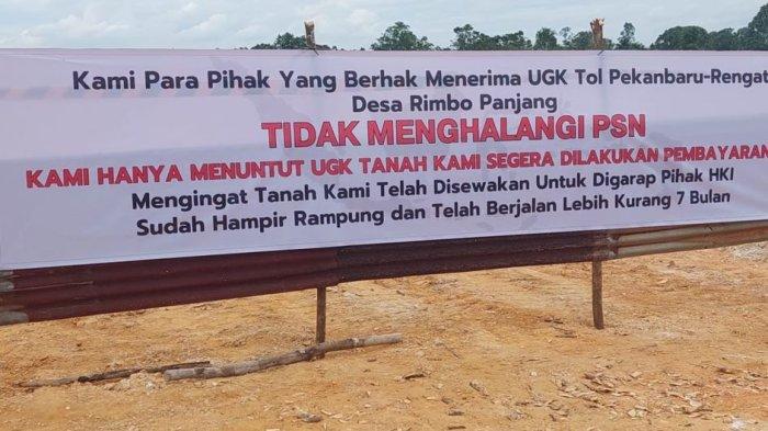 Pagar blokir pengerjaan Tol Pekreng I yang dipasang pemilik tanah di Desa Rimbo Panjang, Kampar, Riau.
