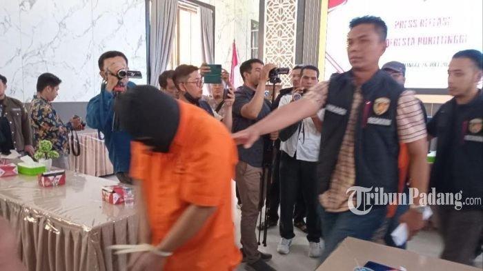 Seorang guru pesantren yang mencabuli 40 murid saat diperlihatkan Polresta Bukittinggi dalam konferensi pers, Jumat (26/7/2024).